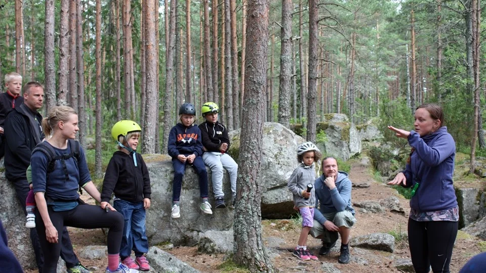 Trollbinder besökarna med historier och fakta om de omkringliggande skogarna och ravinerna gör guiden Jannike Karlsson.