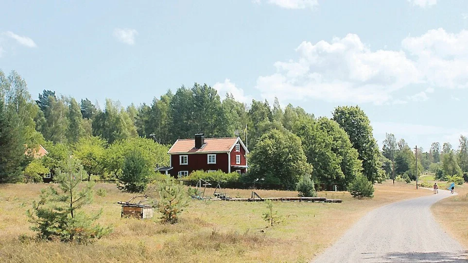 Här vid Hagaslätt gård på Hasselö har planerna på nya boenden väckts till liv.
