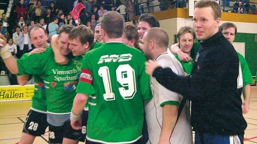 Jubel i VIBK efter slutsignalen i matchen mot Engelholm som laget vann med 6-5 och sõkrade nytt kontrakt i division I.