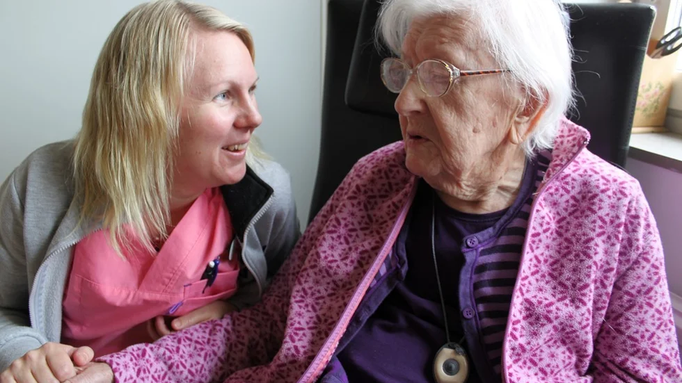 Kitty Hermansson, 30 och Elisabet Karlsson, 105, trivs i varandras sällskap. ”Jag tycker att Elisabet är imponerande för sin ålder – man kan verkligen inte tro att hon fyllt 105. Och det är häftigt med en människa som varit med så länge,, hon har ju verkligen en livshistoria.” Foto: Rebecca Forsgren Malmström