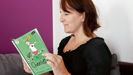 Marie Tomicic, på Olika förlag, står bakom den nysläppta boken Sätt straffen Charlotte om fotboll såklart.