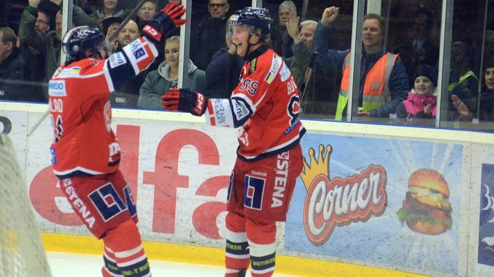 Linus Boström, med ett förflutet i Västervik, tackar för sig i Umeålaget Björklöven på grund av mycket studier.
