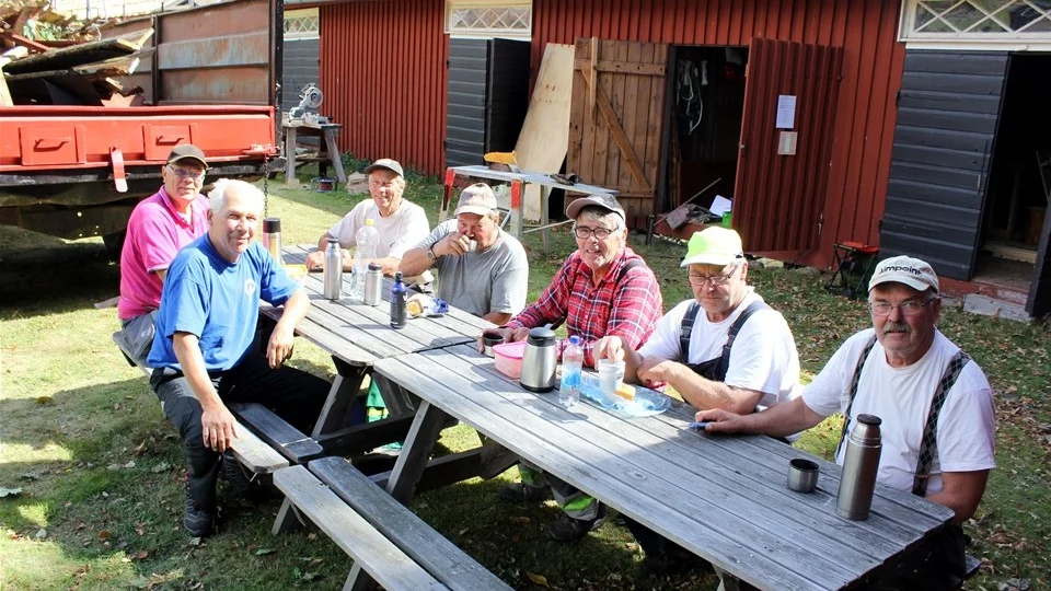 Kaffepaus för Conny Torstensson, Bernt Johansson, Lars Svensson, Bengt Johansson, Karl-Åke Bäckmark, Allan Halvarsson och Stefan Kling. Foto: Lena Dahlberg