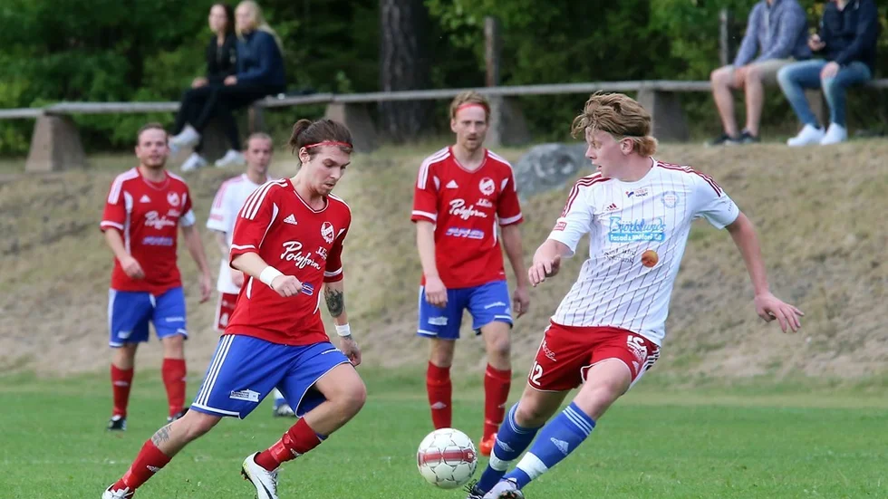 Djursdala höll uppe spelet väl mot Horn/Hycklinge, men lyckades inte göra mål. Foto: Roelof Stroetinga