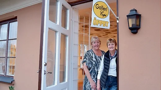 Sedan 2012 huserar kulturnätverket Lilla Salongen i Galleri Cupé som ligger vid järnvägsstationen i Västervik. Monica Davidsson, ordförande, syns på bilden tillsammans med Märit Olstedt.