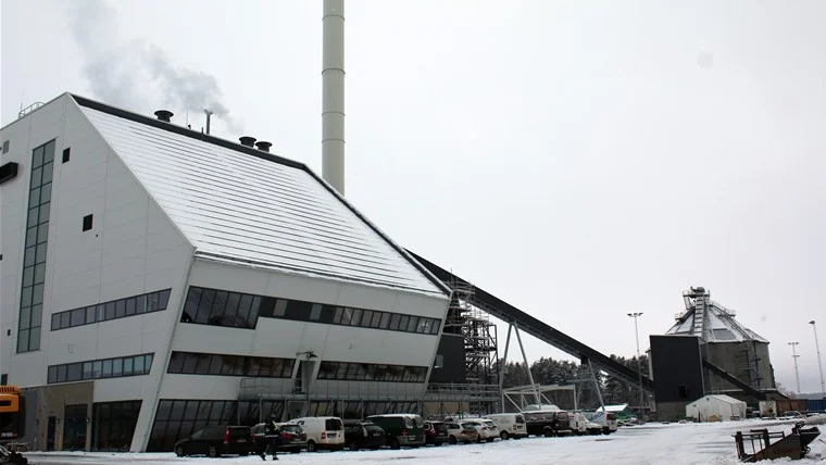 Vemabs elproduktion i kraftvärmeverket på Tallholmen är den stora förklaringen till bolagets rekordvinst, som Niklas Gustafsson (M) och moderaterna tycker ska stanna kvar i bolaget.