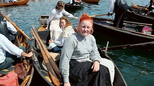 Julia Johansson, Sofie Helgersson och Linn Helgerssons båt är runt 100 år gammal.