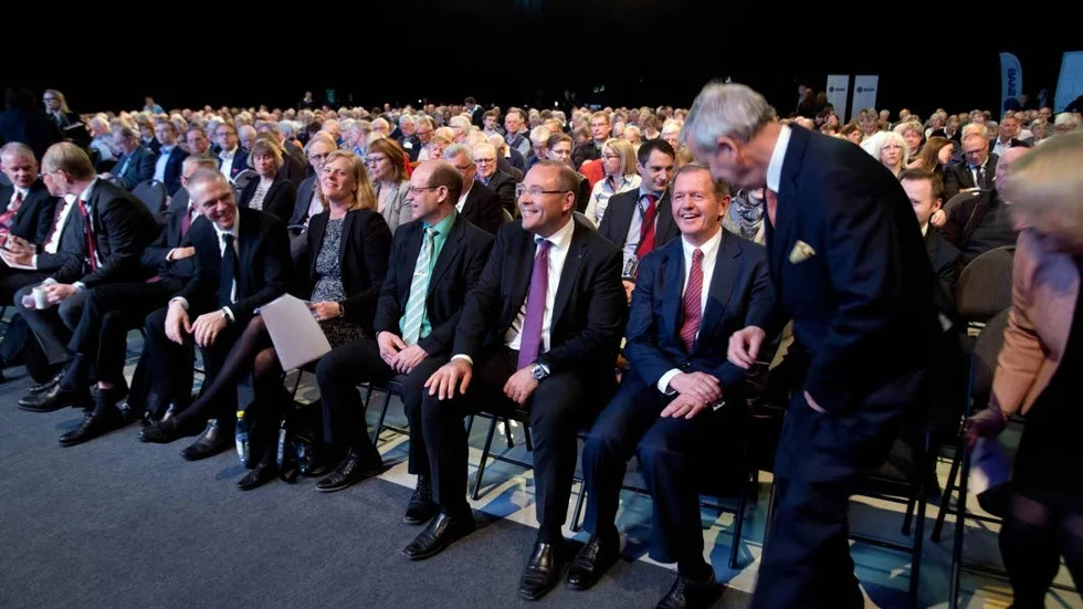 God stämning. Saabs vd Håkan Buskhe och styrelseordföranden Marcus Wallenberg förberedde sig inför årsstämman.