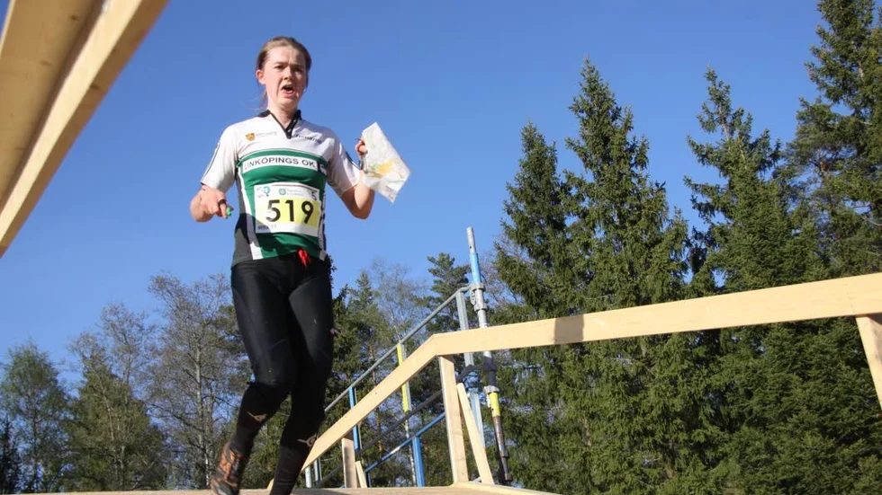 Irriterad. Alva Olsson, Linköpings OK,  spurtar mot mål med en miniklunga i synfältet som hon släppte förbi sig vid ett misstag vid näst sista kontrollen.