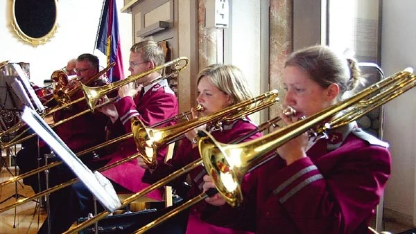 Några av deltagarna i Frälsningsarméns musikkår från Södertälje.