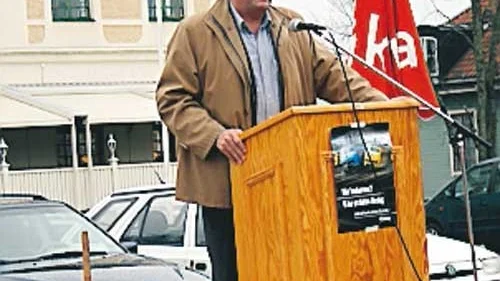 Håkan Juholt (s) var huvudtalare på 1 maj i Eksjö. Han pratade bland annat om hotet mot Eksjö garnison.