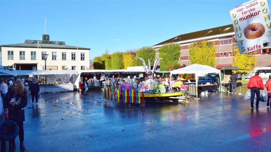 Åtvidabergs höstmarknad lockade flera knallar och ett litet tivoli. Foto: Morgan Karlsson