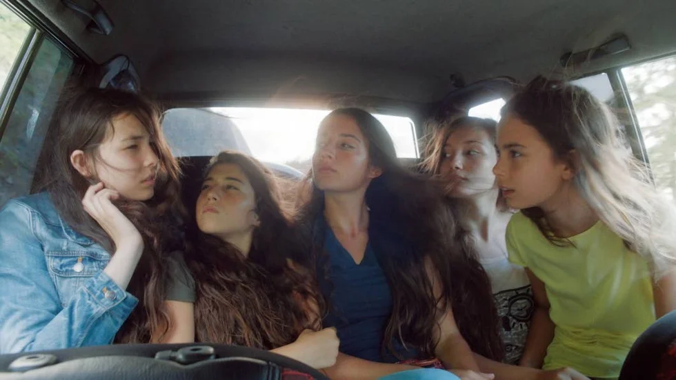 Kvinnoförtryck. Fem systrar i en turkisk by förlorar sin frihet när de blir tonåringar, i filmen Mustang. Men minstingen Lale (längst till höger, spelad av Günes Nezihe Sensoy) vägrar att ge upp hoppet om ett annat liv.