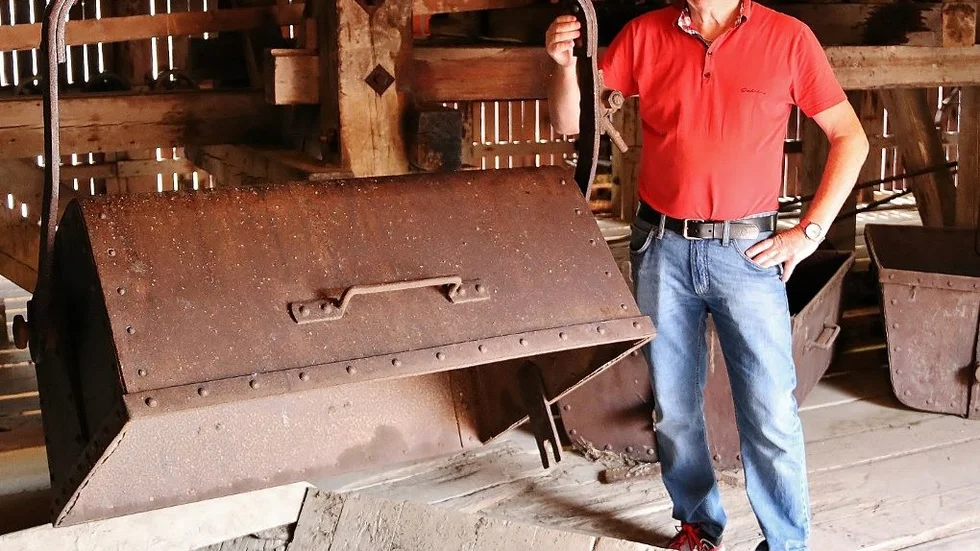 Göran Svensson står där linbanan kom in i huset. Där tömdes leran som forslats från lertaget ned i "Sumpen" för tillredning.