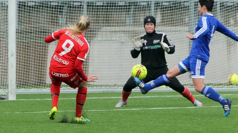 Stina Blackstenius hade ett bra läge i första halvlek men missade. Efter paus satte hon däremot 1-0 för LGC mot danska Fortuna Hjörring.