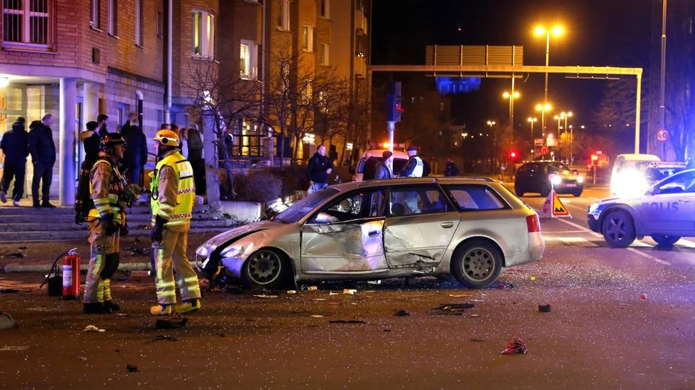 Dödsolycka. En kvinna i 60-årsåldern gick på trottoaren när hon blev påkörd. En 31-årig man sitter nu anhållen.