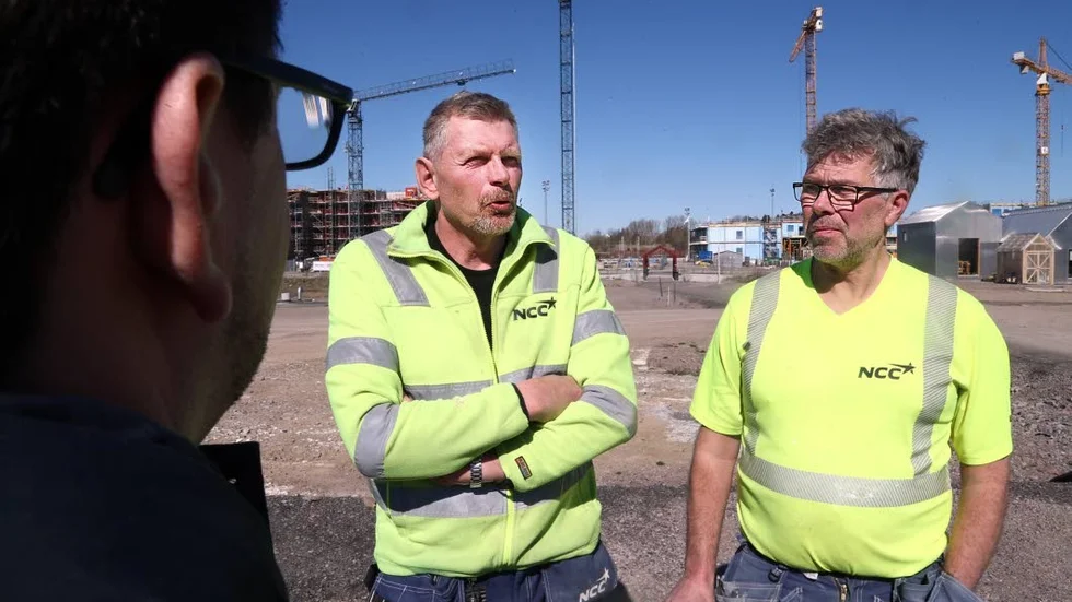 – Vi vill gärna ha in utländska kollegor. Men vi vill att de ska ha samma förutsättningar och avtal som vi har. Just nu är vi på väg in i högkonjunktur, men när de sämre tiderna kommer så kanske det är den billiga arbetskraften man behåller genom bemanningsföretagen, säger Max Lindberg och Thomas Gustafsson, byggnadsarbetare på NCC.