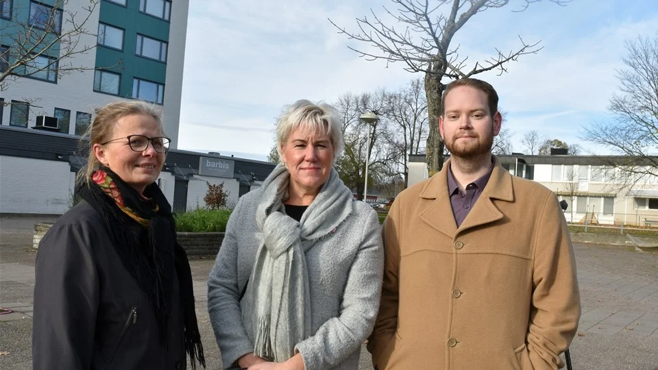 Gruppledare Birgitta Rydhagen (MP), kommunstyrelsens ordförande Kristina Edlund (S) och omsorgsnämndens ordförande Daniel Andersson (L) presenterade förslaget om trygghetssatsningen. Trygghetsväktare kommer bland annat att finnas i Ryd. Foto: Carolina Fransson