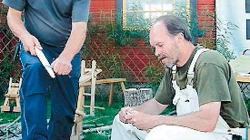 Hemslöjdskonsulenterna Anders Isberg och Thomas Lööf gillar det händiga arbetet med kniv.