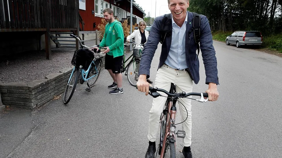 Per Bolund (MP) kallas även cykelminister och tranporterade sig vid besöket i Motala som sig bör på två hjul.