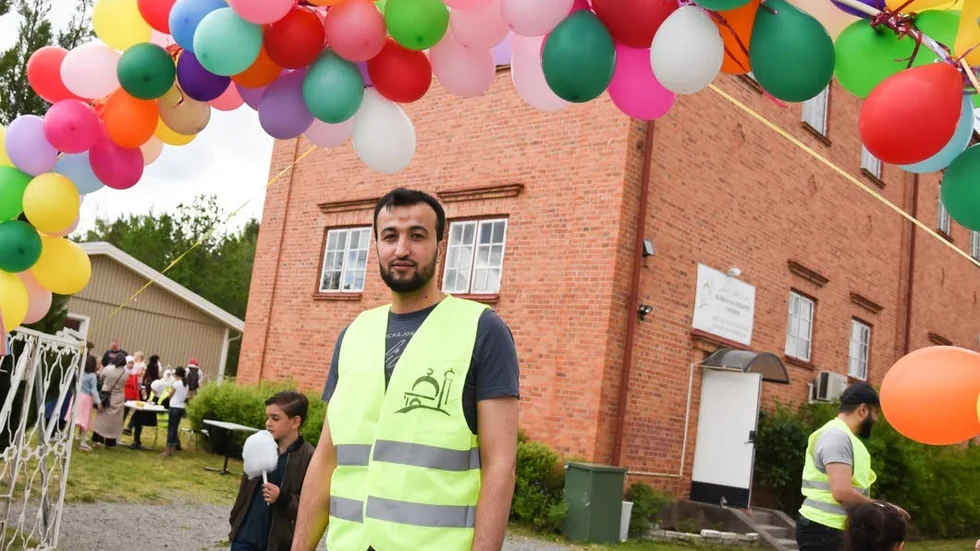 Ibrahim Al Hasan visar runt på festivalen.
