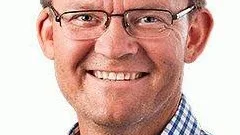 KD:s ordförande Erik Forslund kan inte se att några fel begåtts och välkomnar en granskning i personalnämnden.