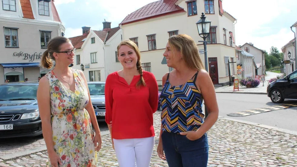 Johanna Nilsson, Maria Björkman och Anette Karlsson i samspråk om årets Sagobyn, som i år har en hel del aktiviteter på torget.