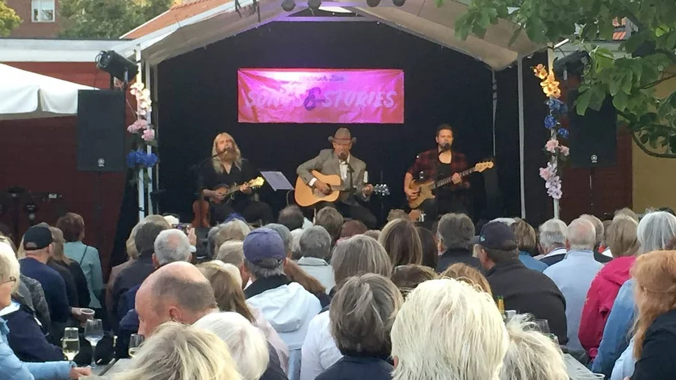 Doug Seegers lockade nästan 400 personer till ett fullsatt Båtsmansgränd.