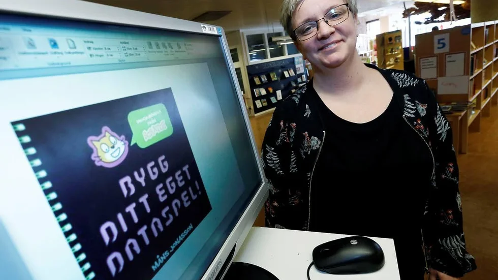 Evelina Ottosson, bibliotekarie på Motala bibliotek, hoppas att bokkalaset ska locka till mer läsning och fler biblioteksbesök.