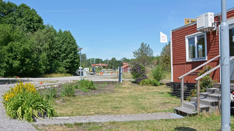 Med asfalteringen kommer det bli gott om parkeringsplatser framför gästhamnen och kaféet.
