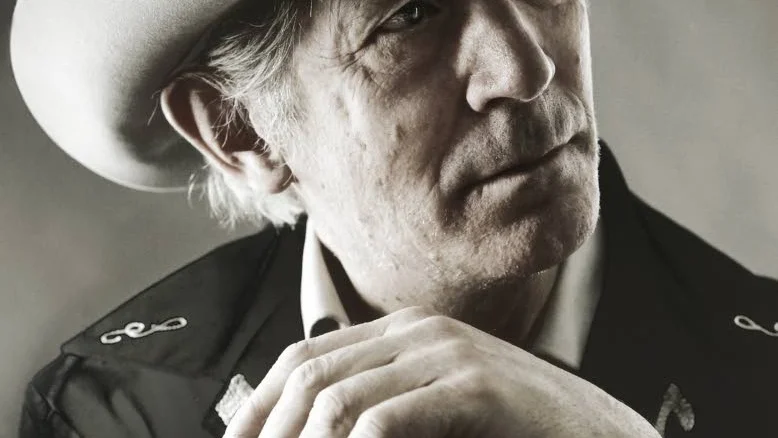Den amerikanska countrysångaren Doug Seegers uppträder den sista kvällen.
