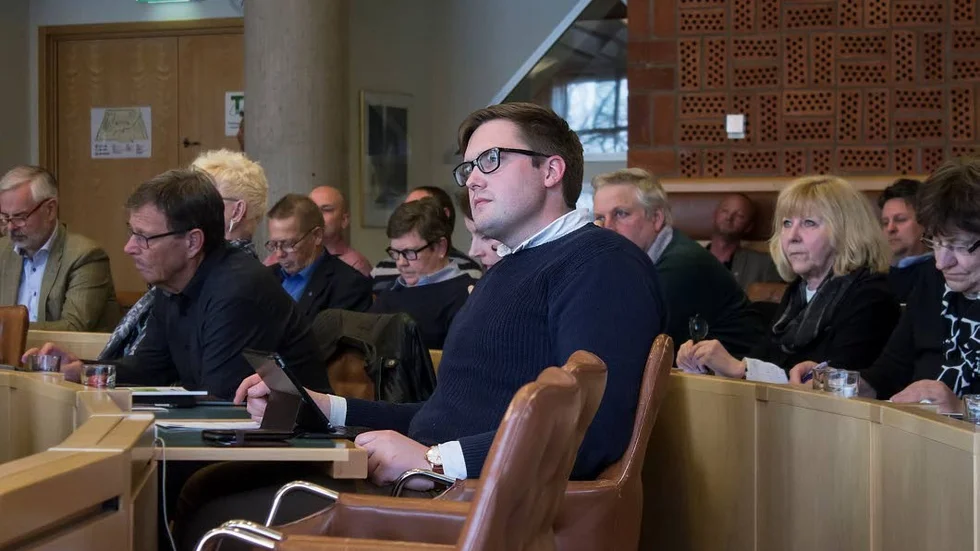 De borgerliga sitter på leken i spelet om majoriteten i Motala kommunfullmäktige. Närmast kameran Erik Backman (M).
