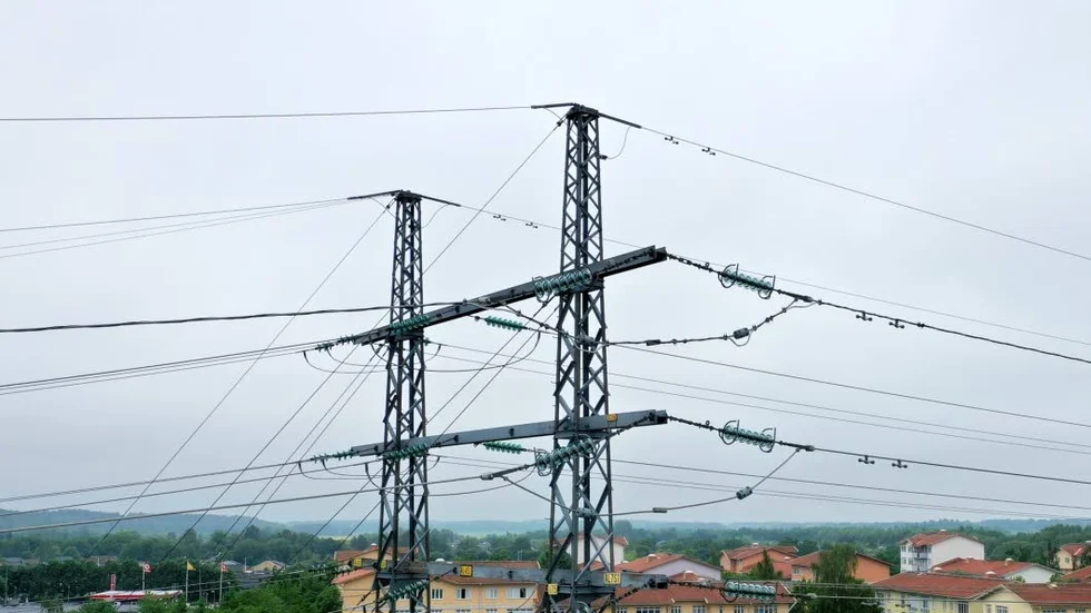 Regeringen måste agera för att säkerställa tillgången till el, betonar skribenterna.