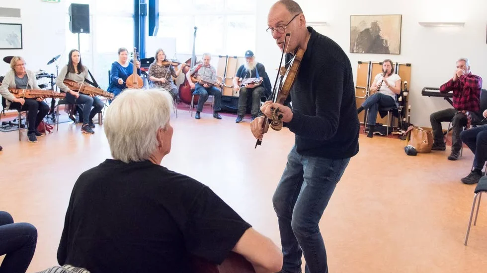 Pelle Björnlert, lärare och riksspelman, leder de 20 kursdeltagarna i Folkmusik distans som har sin avslutningsvecka på Gamleby folkhögskola. På torsdagen bjuder de upp allmänheten till dans i Skyttepaviljongen.