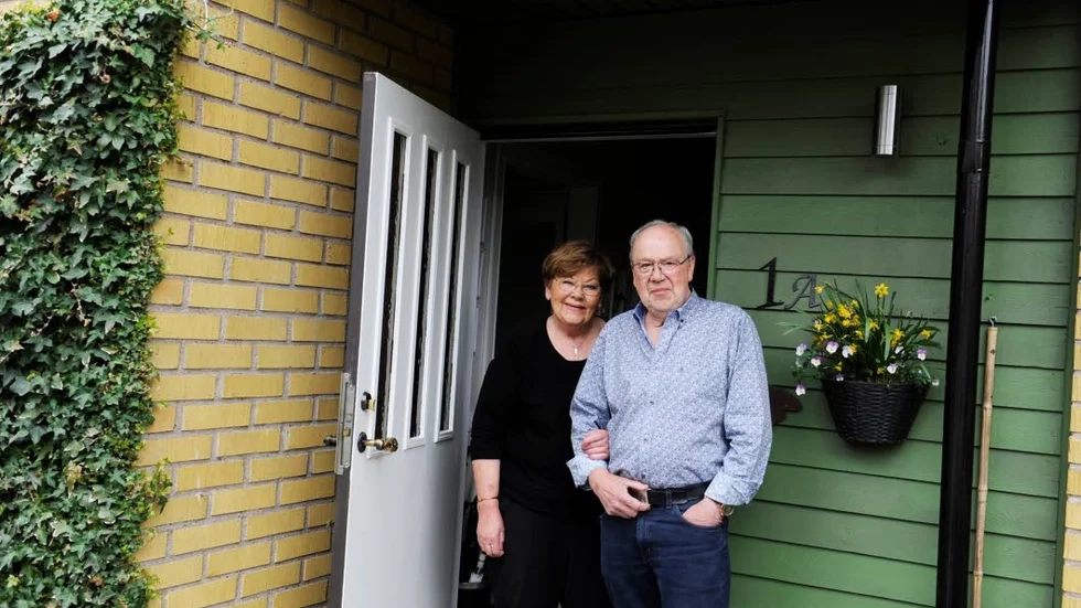 Monica och Torbjörn Strand har bott i radhuset sedan det byggdes. Då var Monica gravid, nu har dottern hunnit fylla 45 år.