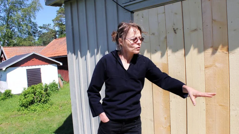 Tjuvarna bröt sig in genom dubbeldörrarna på sommarhusets baksida. När Cilla Ramnek ringde polisen fick hon veta att ärendet skulle skrivas av direkt.