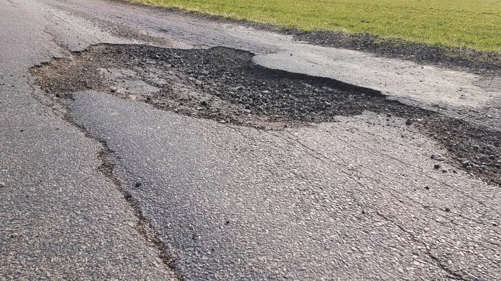 "Efter varje regn blir vägen allt sämre", säger Tino Åberb