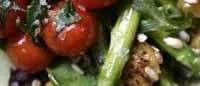 Sallad med stekt sparris och små kvisttomater