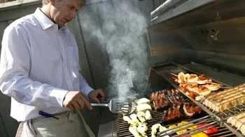 Kocken John Honkamäki har förkokat köttet innan han lägger det på grillen.