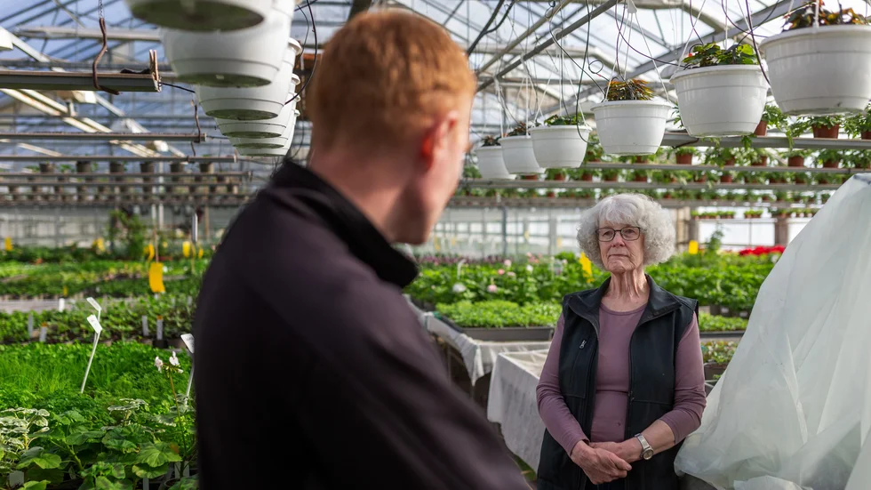 Birgitta må ha lämnat över driften av företaget till Lars och hans bröder, men i växthuset blir hon kvar ett tag till. "Jag skulle ha svårt att släppa odlingen. Och nu får jag ju göra bara det som är roligt!"