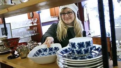 Ida Tholcke gillar att gå runt i antikaffärer. Hon hämtar inspiration och tittar mest, ibland faller hon för en pryl som ingen annan har. Mestadels spanar hon efter 50-och 60-talssaker.