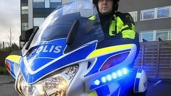 Johan Boström visar upp polisens nya motorcyklar.
