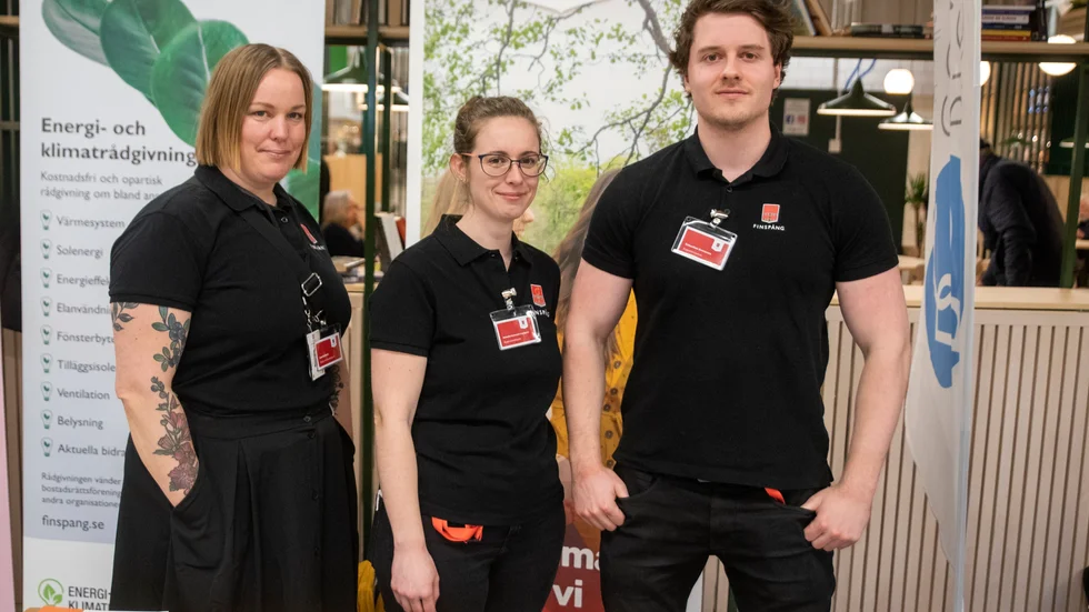 Lisa Waldeck, energi- och klimatrådgivare, Rebecka Svensson-Lundgren, bygglovshandläggare, och Sebastian Svensson, byggnadsinspektör möte allmänheten.