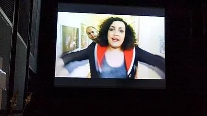 Teaterchefen Linus Tunström presenterade kommande spelår på Uppsala Stadsteater med hjälp av en film. I förgrunden Shima Niavarani.