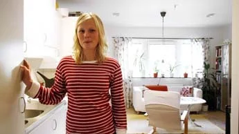Ann-Mari Olofsson trivs utmärkt i sin och sambons nybyggda trea. Området i Lilla Sunnersta har blivit väldigt populärt.