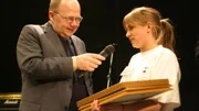 Vinnaren Amanda Andersson Paulsson intervjuas av kvällens moderator Bo-Inge Andersson.