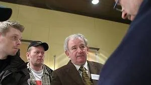 Lars-Göran Olsson, ny vd för Dannemora Mineral AB, i samtal med idel gamla gruvarbetare. Liksom flera av dem började även han sin yrkesbana i Dannemora gruva.