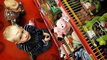 Viktor Abenius, 4 år, önskar sig Batman lego i julklapp. Här är han med systern Vera Abenius 1,5 år.