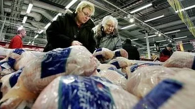 Gun Larsson vill köpa en färdigkokt och griljerad skinka. Men dottern Monica Eriksson övertygar henne om att griljera skinkan själv eftersom det luktar så gott.