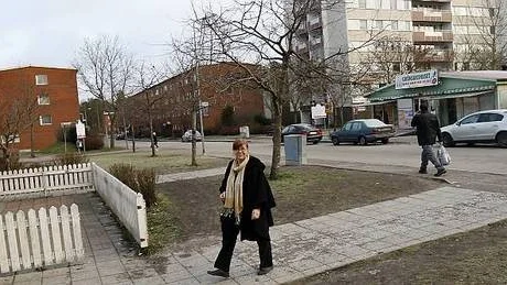 Stadsmiljöforskaren Tuula Eriksson tycker att Gottsunda borde ha ett marknadstorg och utebänkar i stället för en stor parkering. I övrigt tycker hon att området är ett exempel på ett bra grannskap.